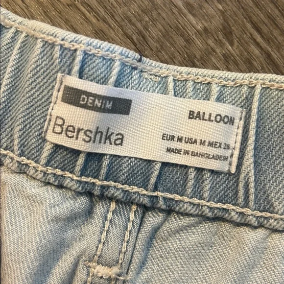 Bershka Balloon Barrel Jeans Cropped High Rise Light Wash Trendy Denim - Picture 3 of 7